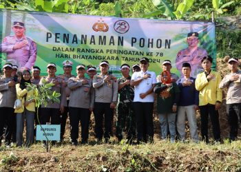 Tanam Pohon Serentak, Polres Kudus : Lestarikan Lingkungan