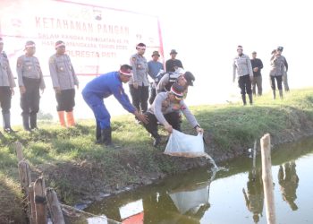 Polresta Pati : Ketahanan Pangan “Penebaran Bibit Ikan”