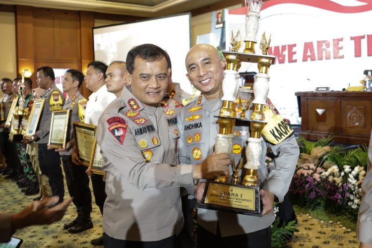 Penyelesaian Perkara Terbaik !! Kapolda Jateng Berikan Penghargaan ke Kapolresta Pati