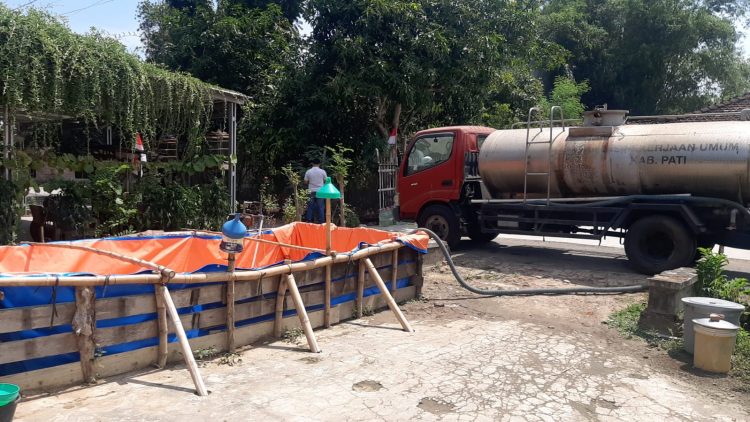 Dua Desa Terdampak Kekeringan, Kini DPUTR Pati Droping Air Bersih