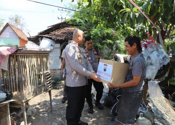 Bakti Sosial ke Warga, Kapolresta Pati Serahkan Paket Sembako dan Uang Tunai