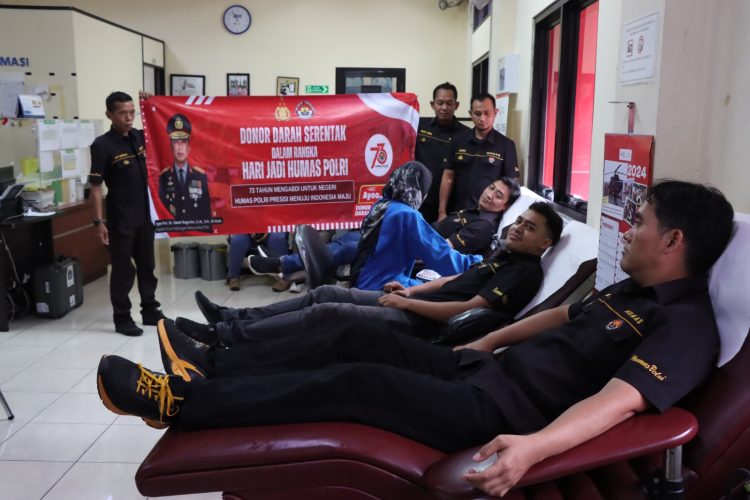 Aksi Donor Darah Peringati HUT Humas Polri