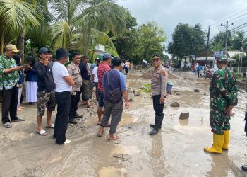 Aksi Spontanitas Tutup Jalan Raya dengan Batu dan Ban Bekas, Kini Kapolsek Dukuhseti Turun Bubarkan