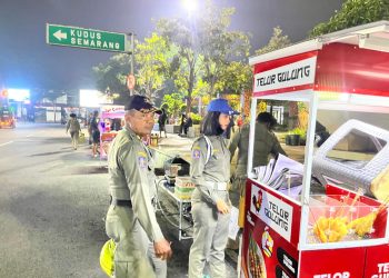 Kasatpol PP Pati Tertibkan Pedagang Kaki Lima di Alun – Alun Pati dan Wilayah Jalan Sudirman