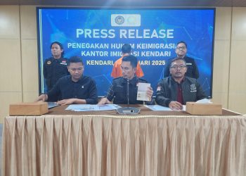 Bermasalah, Kantor Imigrasi Kendari Deportasi 1 WNA Asal China