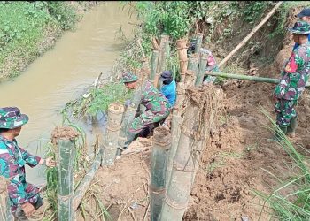 Bantu Perbaiki Tanggul Jebol, Anggota Koramil Dikerahkan Karya Bakti