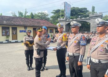 Pengabdian di Dua Bidang, Aiptu Suwarjo Terima Penghargaan dari Kapolres Rembang