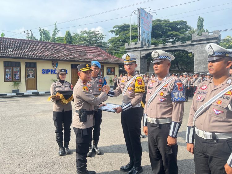 Pengabdian di Dua Bidang, Aiptu Suwarjo Terima Penghargaan dari Kapolres Rembang