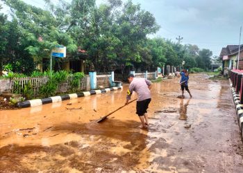 Warga dan Polsek Wedarijaksa Gotong Royong Bersihkan Lumpur