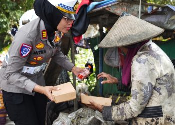 Bagikan Makanan dan Minuman, Polisi Bantu Pekerja Pemulung di TPA Landoh