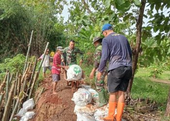 TNI dan Warga di Libatkan Perbaiki Tanggul Jebol