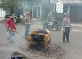 Kurangi Risiko Kecelakaan, Jalan Pati – Kayen Diperbaiki Satlantas dan DPUTR Pati