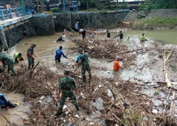 Cegah Luapan Air, Koramil 04/Kayen dan Warga Kompak Bersihkan Sungai