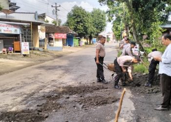 Peduli Keselamatan Pengguna Jalan, Polsek dan Koramil Tlogowungu Perbaiki Jalan Rusak