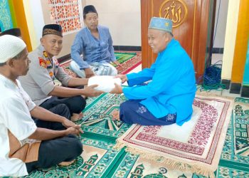 Safari Ramadhan, Polsek Kayen Gelar Sholat Dzuhur Bersama dan Takmir Masjid Terima Bingkisan