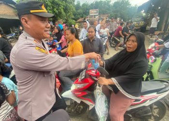 Momen Ramadan, Kapolsek Dukuhseti Bagikan Ratusan Takjil Untuk Pengendara