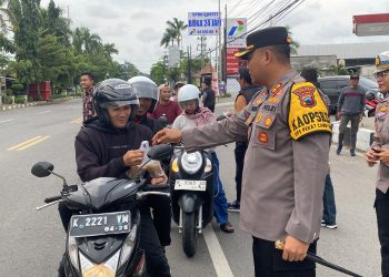 Berbagi Takjil, Polres Rembang Disambut Antusias Masyarakat