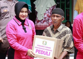 Pererat Sinergi Dengan Masyarakat, Bhayangkari Rembang Bantu Warga