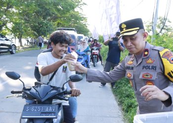 Tebar Kebaikan, Warga Dapat Takjil Gratis