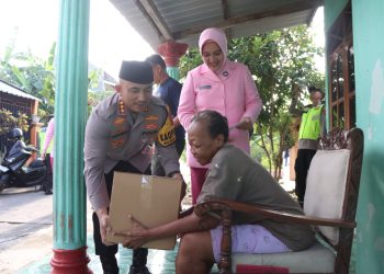 Lansia dan Anak Berkebutuhan Khusus Terima Bantuan Paket Sembako