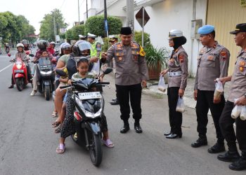 Aksi Berbagi Takjil Gratis, Kapolres Rembang Berikan Pesan Penting ke Masyarakat