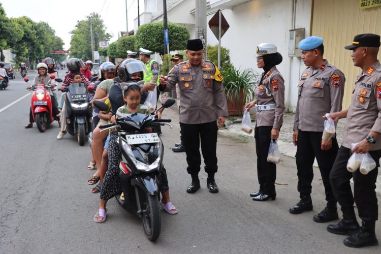 Aksi Berbagi Takjil Gratis, Kapolres Rembang Berikan Pesan Penting ke Masyarakat