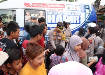 Imbauan Penting, Kapolresta Pati Bagikan Takjil Gratis dan Komitmen Jaga Keamanan