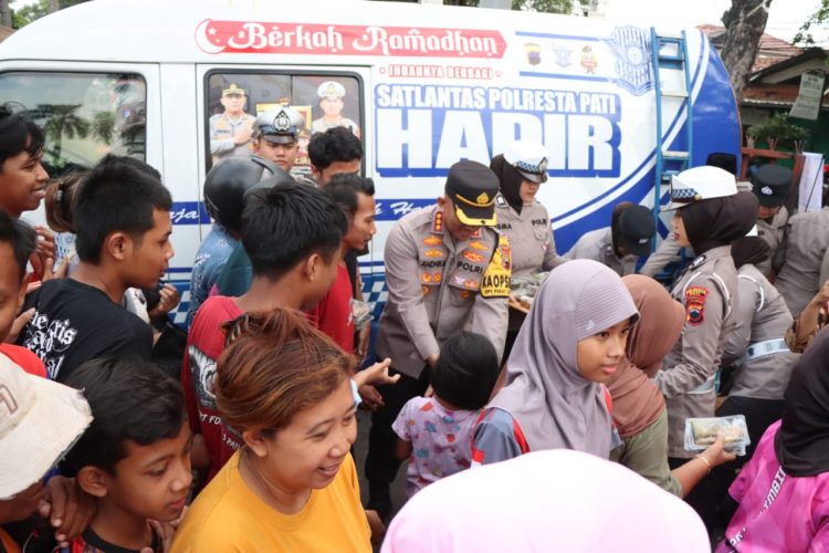 Imbauan Penting, Kapolresta Pati Bagikan Takjil Gratis dan Komitmen Jaga Keamanan
