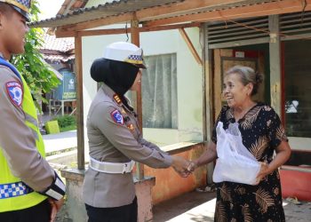 Buka Puasa! Polisi Bagikan Bantuan Ikan ke Masyarakat