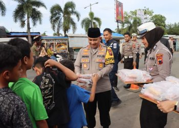 Tebar Kebaikan di Bulan Ramadan, Berbagi Takjil dan Paket Sembako