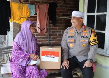 Bakti Sosial, Warga Margorejo Terima Bantuan