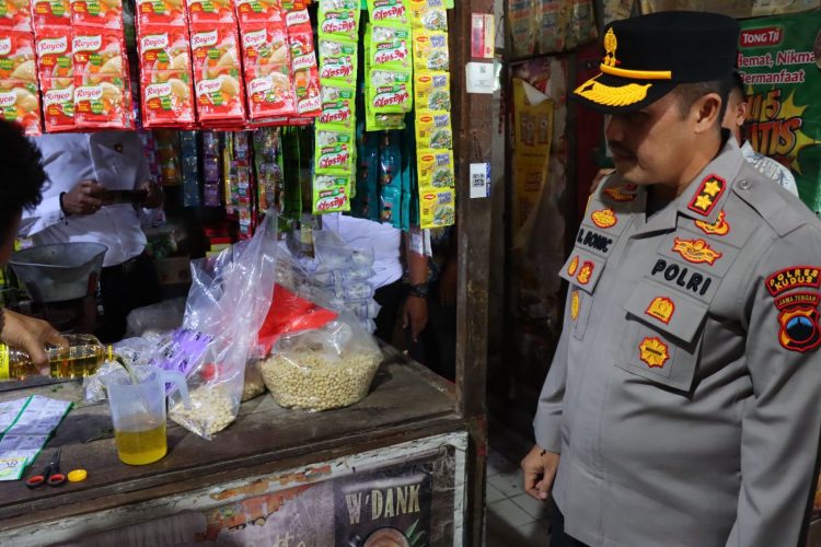 Kapolres dan Satgas Pangan Kudus Cek Akurasi Takaran Minyak Goreng di Pasar