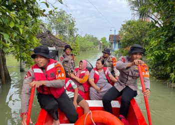Korban Banjir di Perhatikan, Brimob Polda Jateng Dirikan Dapur Lapangan