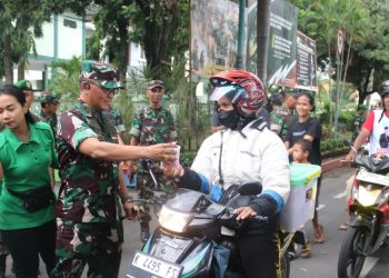 TNI – Persit Kodim 0718/Pati Bagikan 600 Takjil Gratis