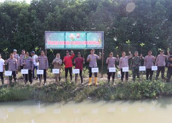 Sinergi Hijau,  TNI – Polri Bersatu Lestarikan Pantai Tambakbulusan