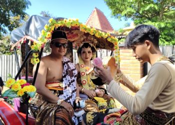 Karnaval Sedekah Bumi Desa Dengkek, Kini Disulap Jadi Panggung Kerajaan Jawa