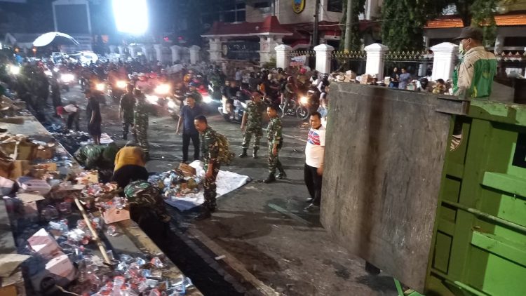 Soliditas TNI dan Rakyat Lewat Aksi Bersih Kota