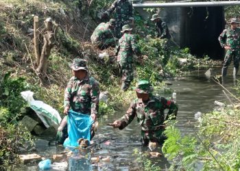 TNI dan Warga Kompak Bersihkan Aliran Sungai