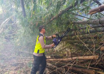 Kerja Bakti Bersihkan Dapuran Bambu, Kini Polri – TNI dan Warga Kompak