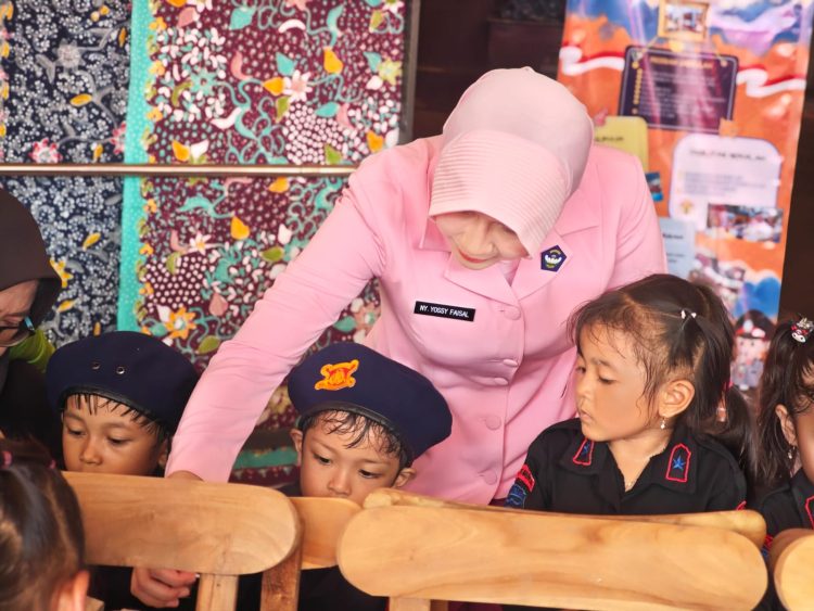 Hidupkan Rumah Merah Lasem, Anak TK Antusias Belajar Batik