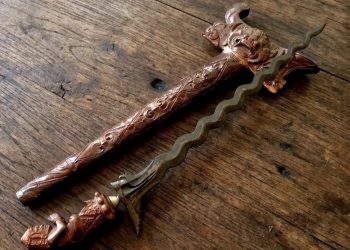 Setan Kober dan Bayang-Bayang Majapahit, Pusaka yang Disebut Bergerak Sendiri