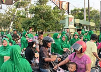 Aksi Ramadan Prajurit Alugoro, TNI dan Persit Turun ke Jalan Bagikan Ribuan Takjil