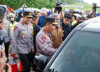 Kapolri Sapa Pemudik di Kalikangkung, Bagikan Bingkisan dan Mainan Anak