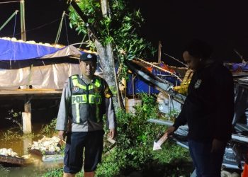 Rusak Peternakan Ayam, Polisi dan Warga Gotong Royong Evakuasi