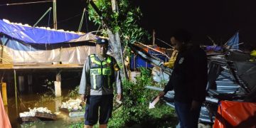 Rusak Peternakan Ayam, Polisi dan Warga Gotong Royong Evakuasi