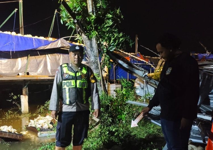Rusak Peternakan Ayam, Polisi dan Warga Gotong Royong Evakuasi